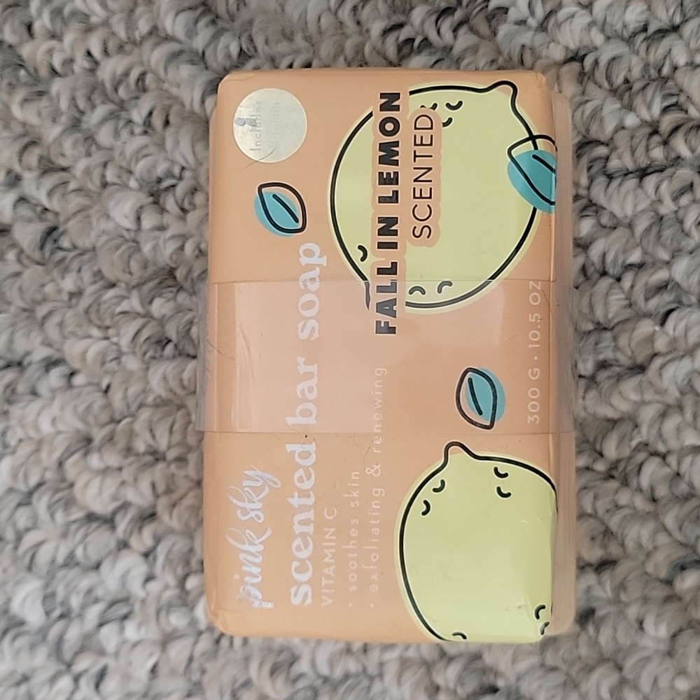 BRAND NEW Fall in Lemon Scented Soap w/ tray